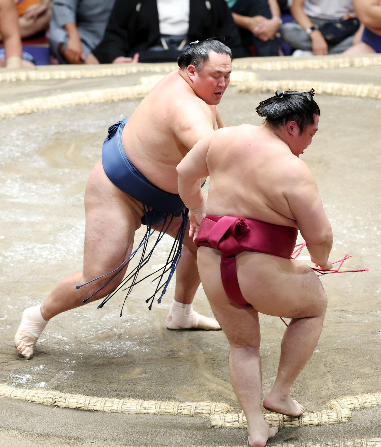 遠藤（右）を突き出しで破る玉鷲（撮影・鈴木正人）
