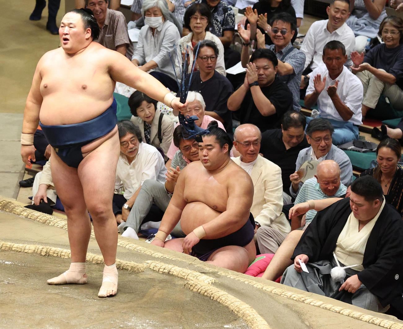 遠藤を突き出しで破った玉鷲（撮影・中島郁夫）