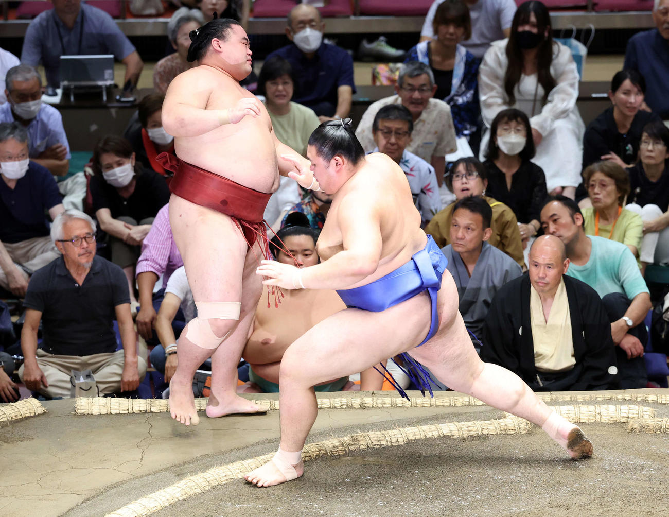 隆の勝（左）を押し出しで破る大の里（撮影・鈴木正人）
