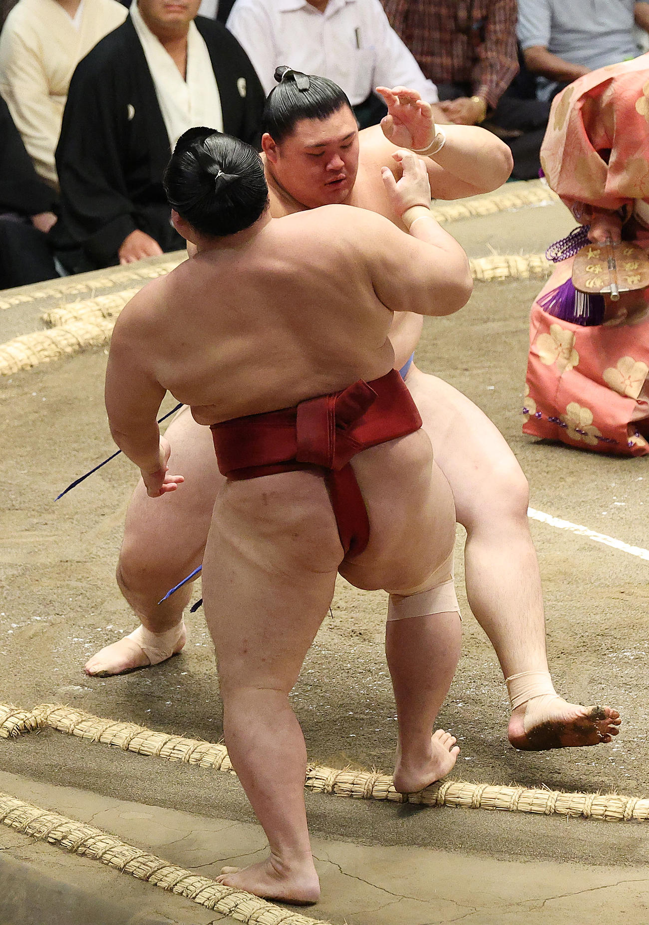 隆の勝（左）を押し出しで破る大の里（撮影・中島郁夫）