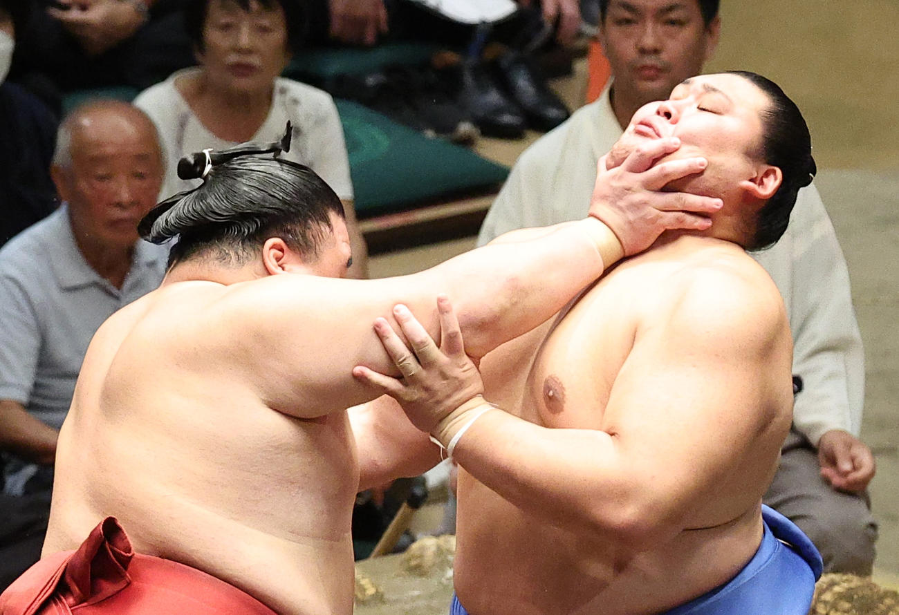 隆の勝（左）ののど輪を堪える大の里（撮影・中島郁夫）