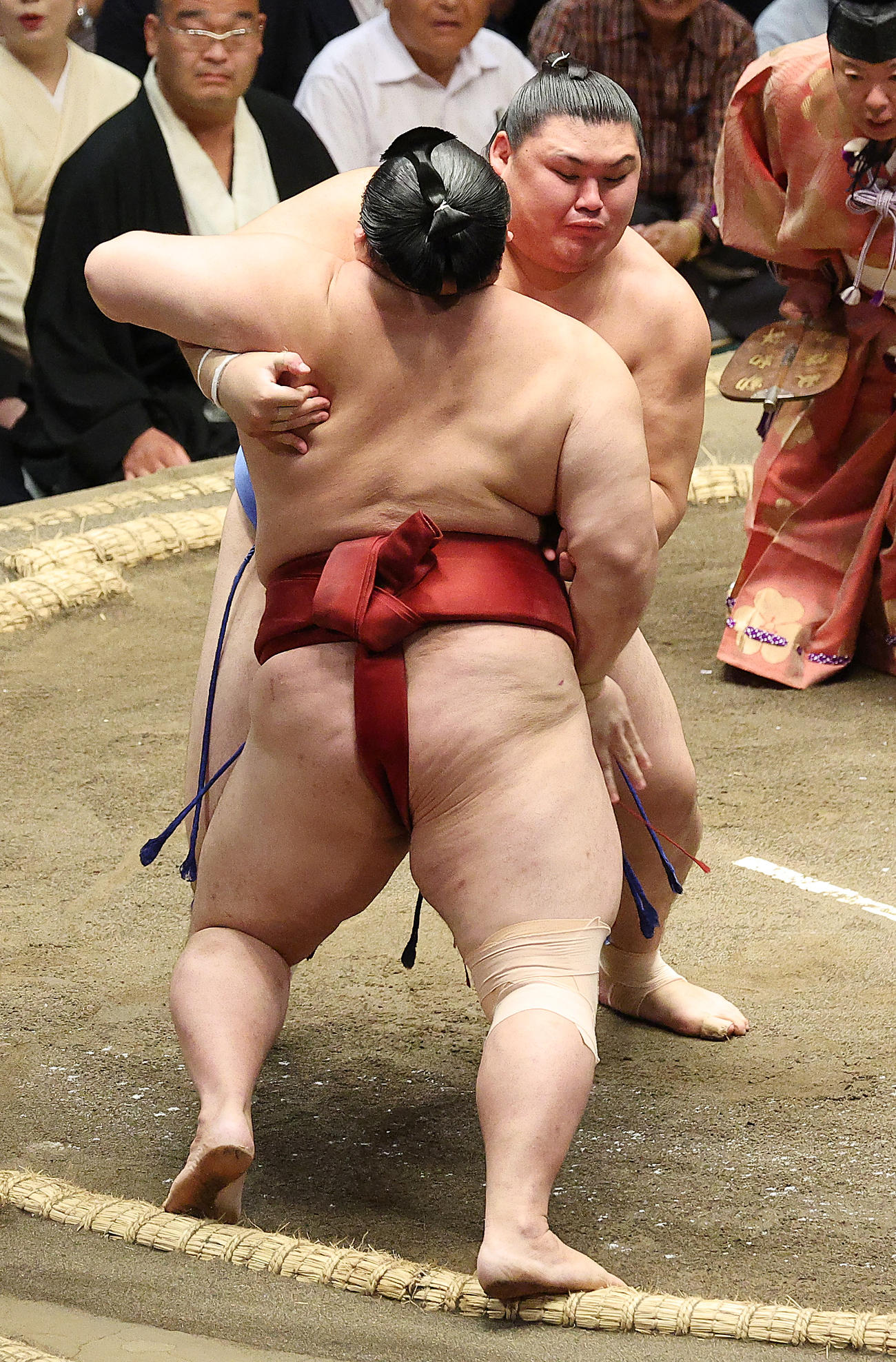 隆の勝（左）を押し出しで破る大の里（撮影・中島郁夫）