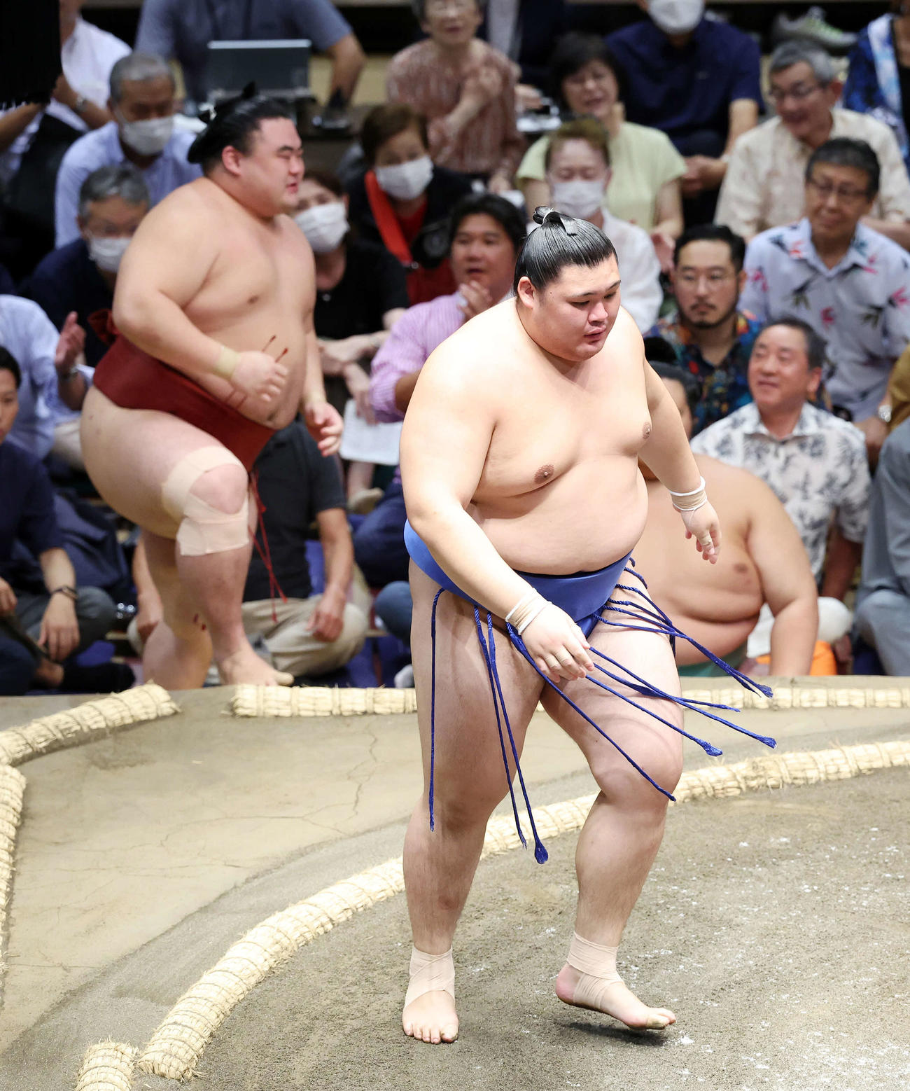 隆の勝（左）を押し出しで破った大の里（撮影・鈴木正人）