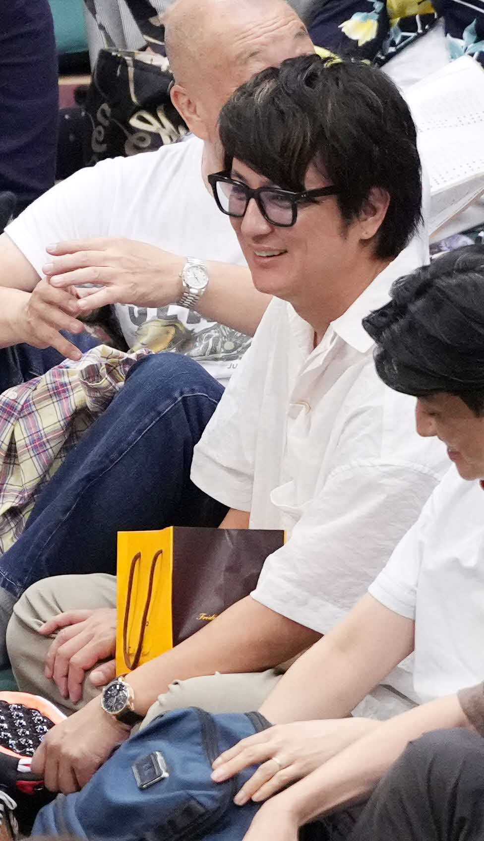 大相撲秋場所を観戦する上地雄輔（撮影・小沢裕）