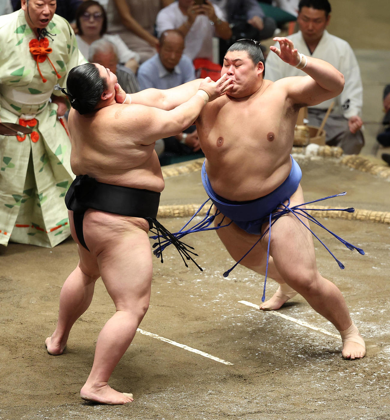 正代（左）をに突き押しを浴びせる大の里（撮影・中島郁夫）