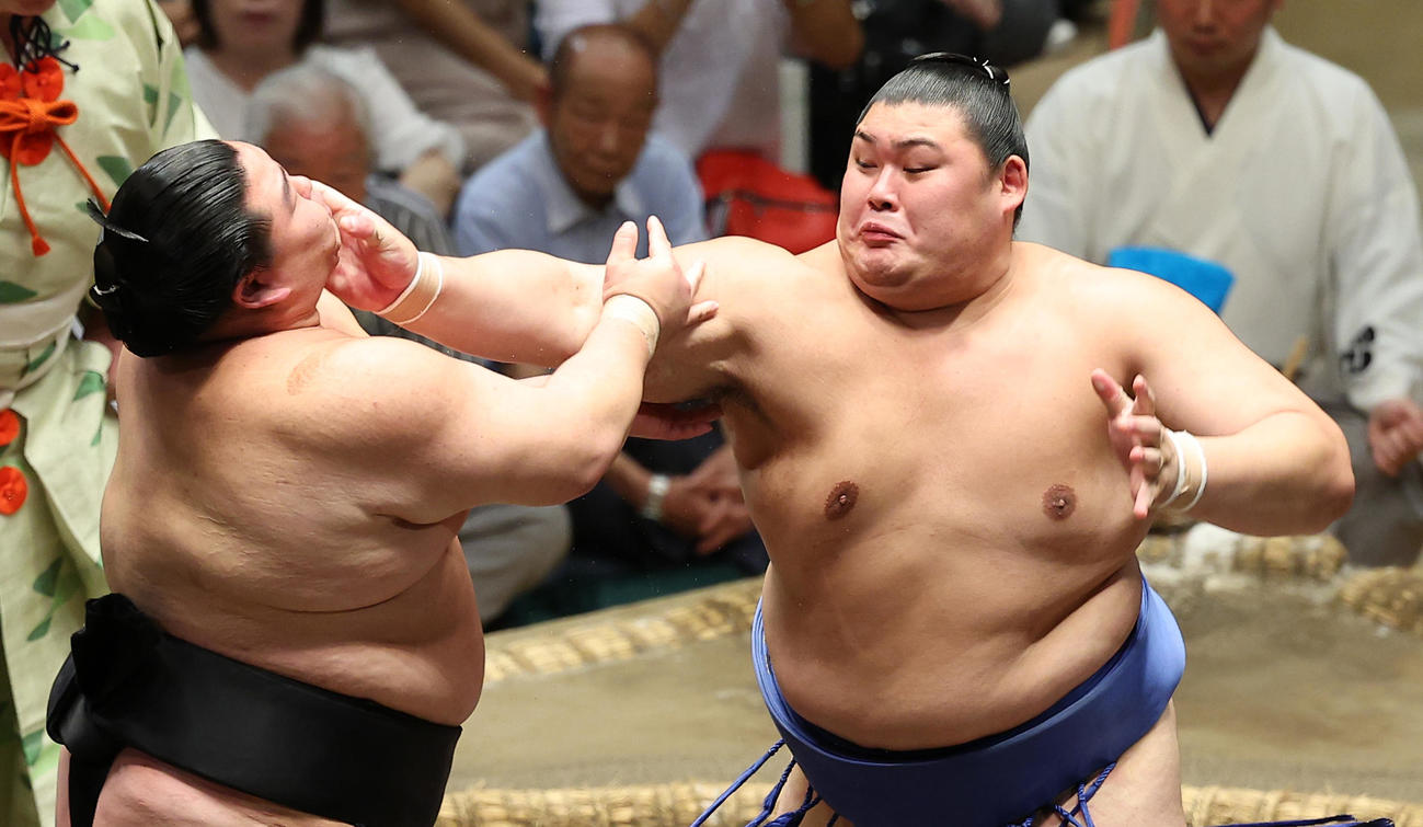 正代（左）をに突き押しを浴びせる大の里（撮影・中島郁夫）
