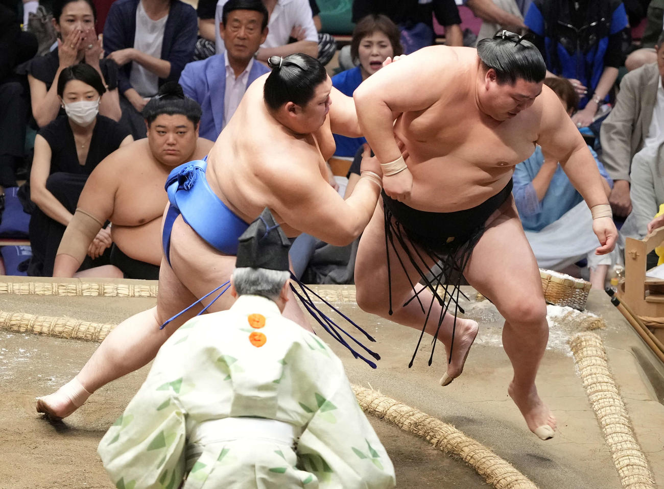 大の里（左）は正代を押し出しで破る（撮影・小沢裕）