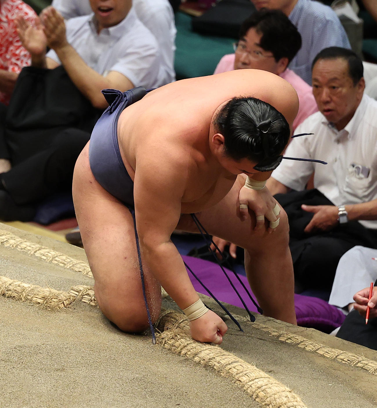 悔しくて土俵をたたく豊昇龍（撮影・中島郁夫）