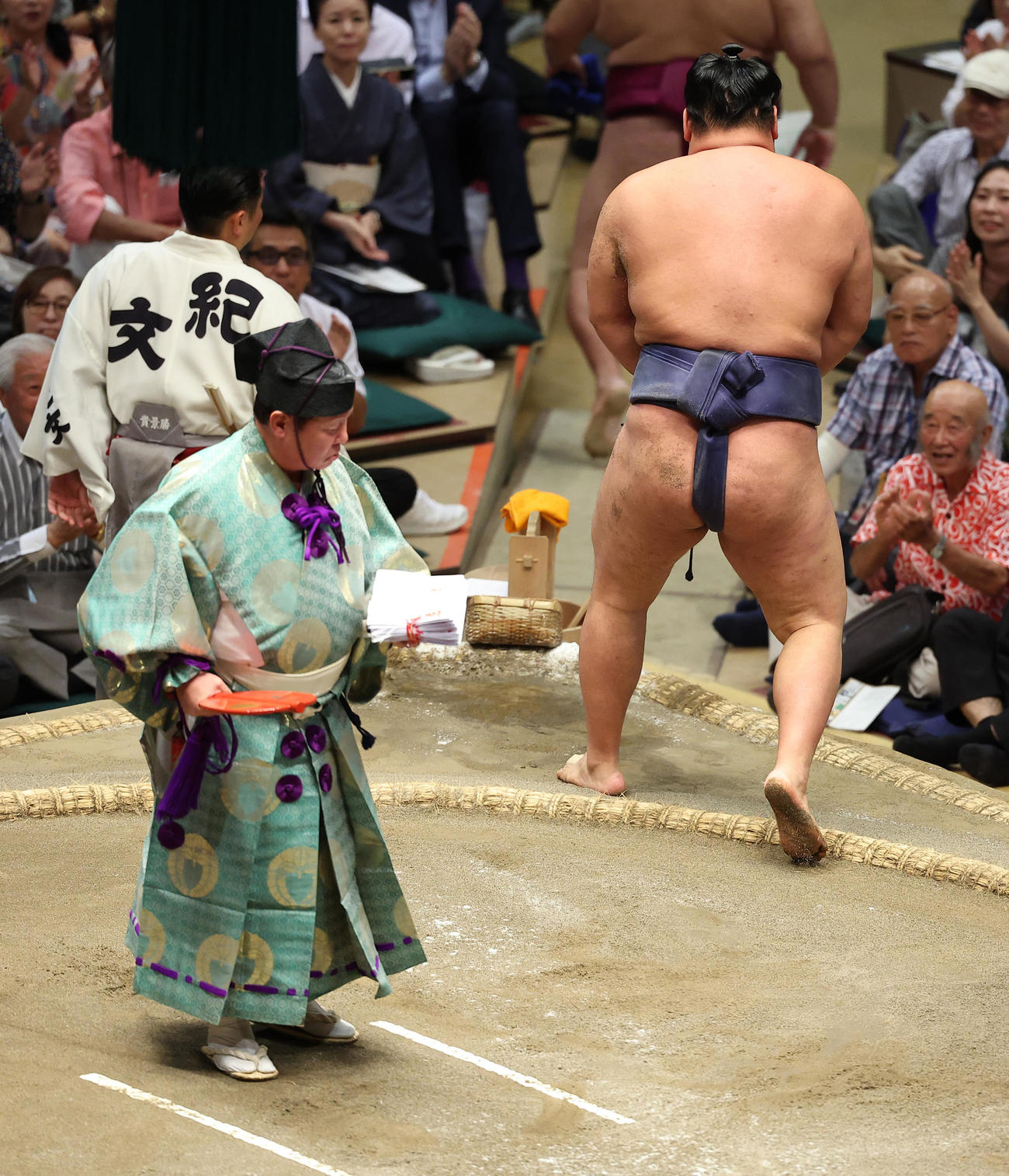 土俵上で礼をせずに花道に向かおうとする豊昇龍（撮影・中島郁夫）
