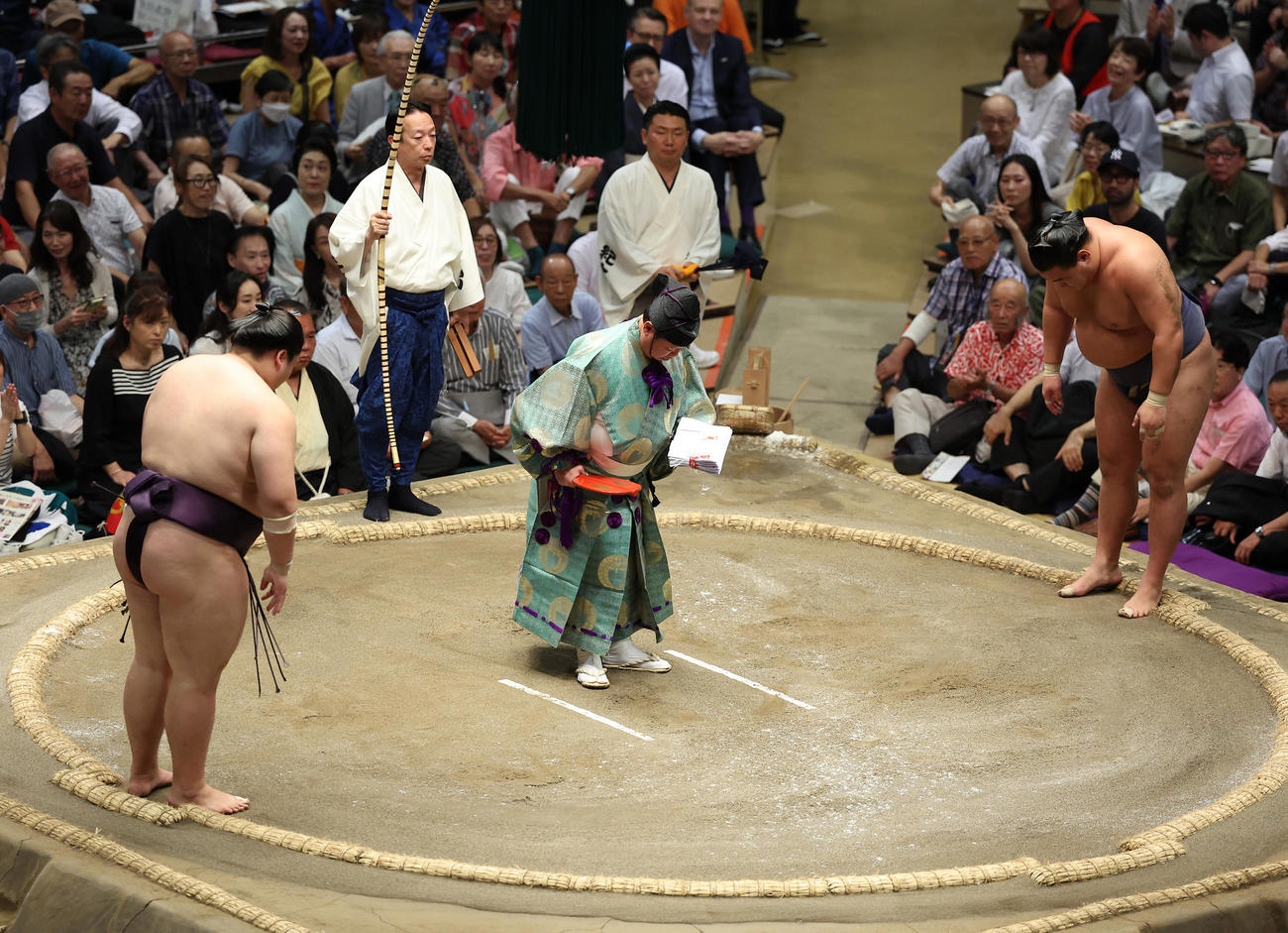 一礼のやり直しで再度土俵に上った豊昇龍。左は王鵬。行司は木村庄之助（撮影・中島郁夫）