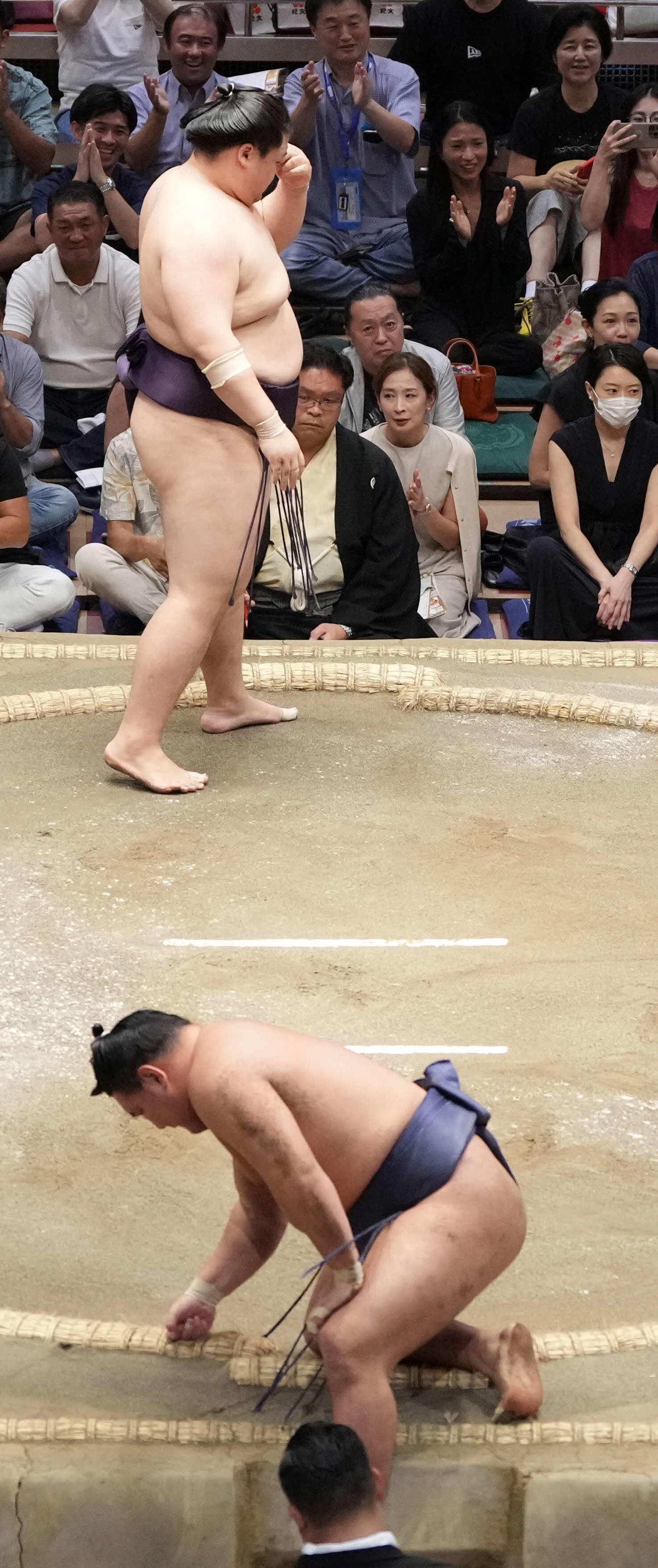 王鵬にすくい投げで敗れた豊昇龍（手前）（撮影・小沢裕）