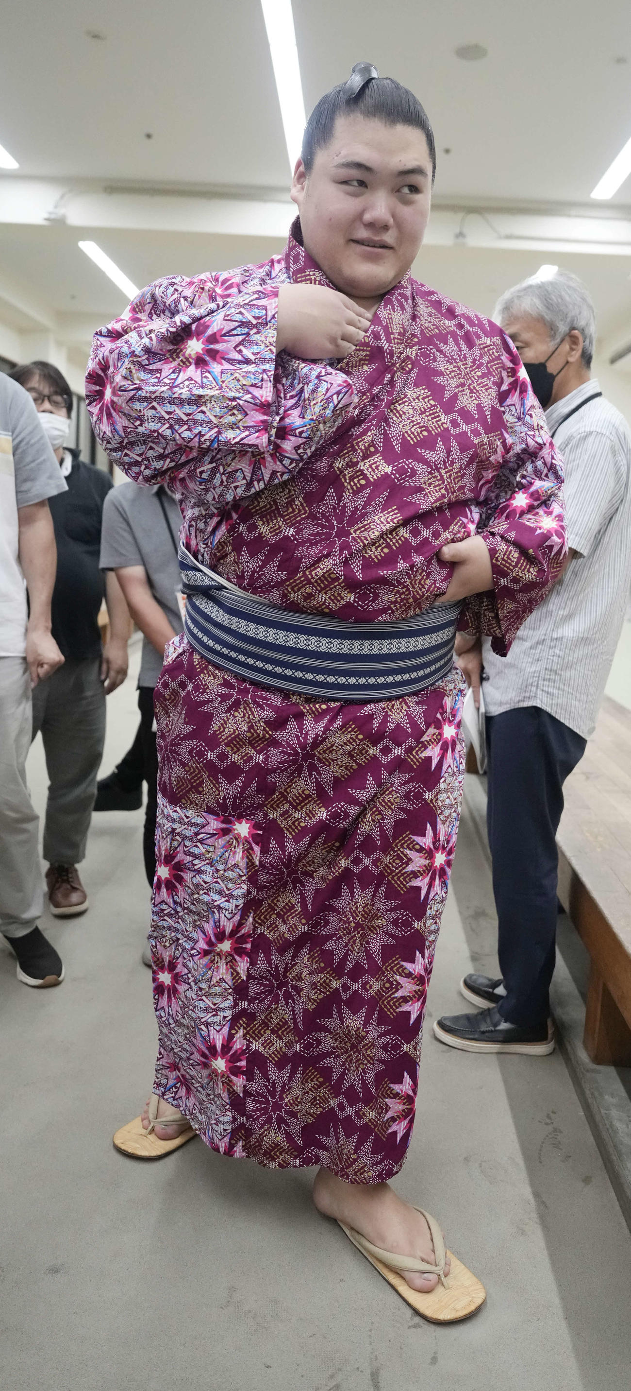 支度部屋から引き上げる王鵬