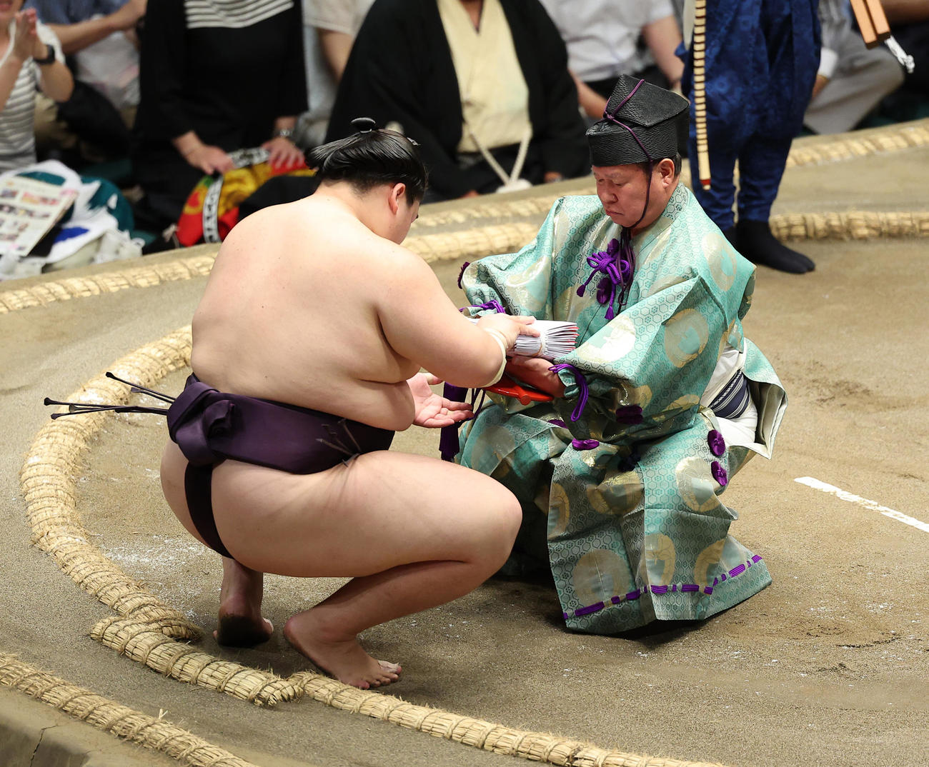 懸賞金を受け取る王鵬。行司は木村庄之助（撮影・中島郁夫）