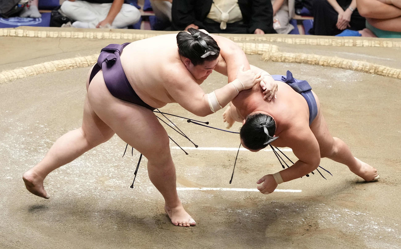 王鵬（左）は豊昇龍をすくい投げで破る（撮影・小沢裕）
