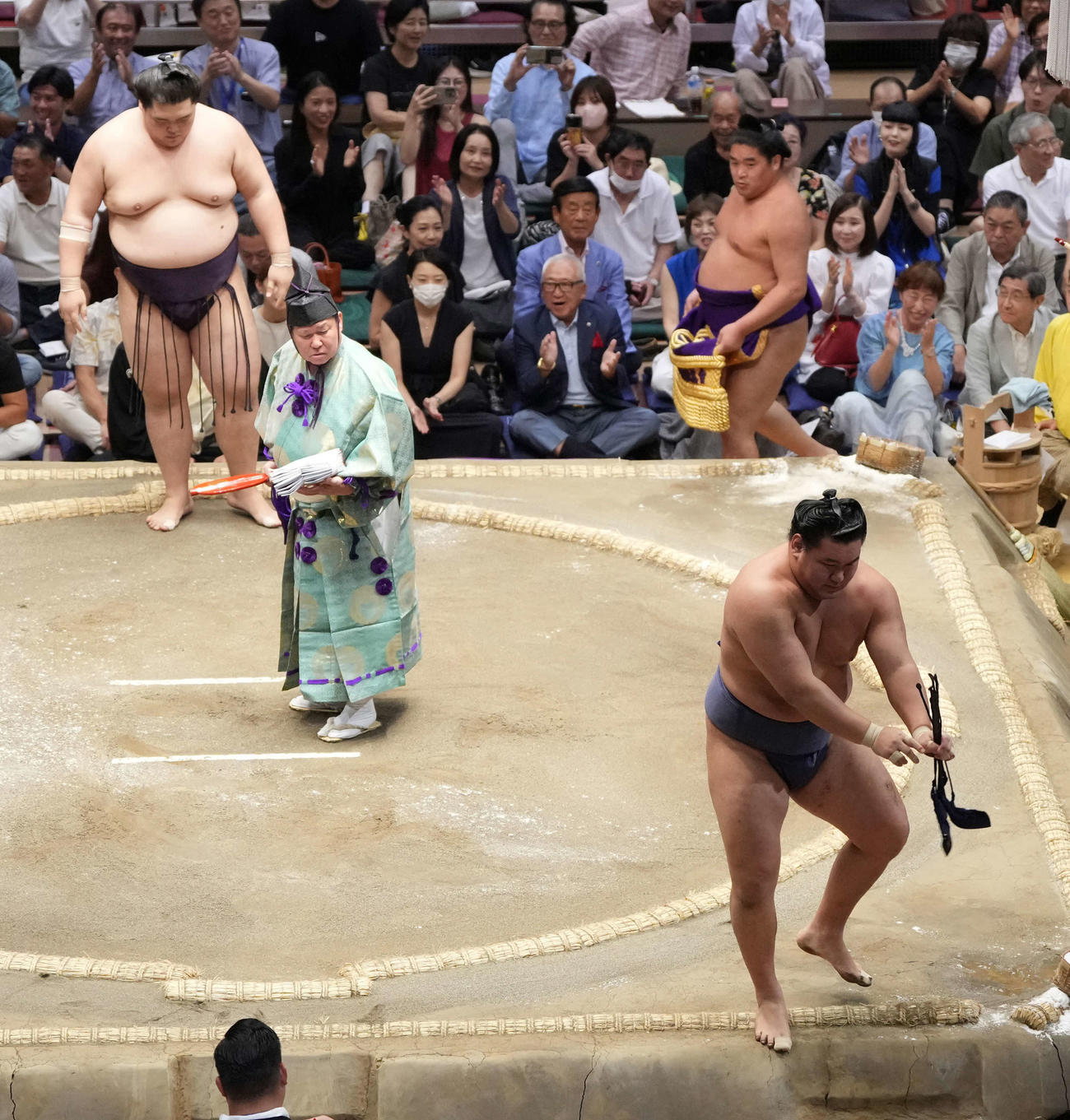 王鵬にすくい投げで敗れた豊昇龍（手前右）は最後のあいさつをせずに土俵を降りる（撮影・小沢裕）