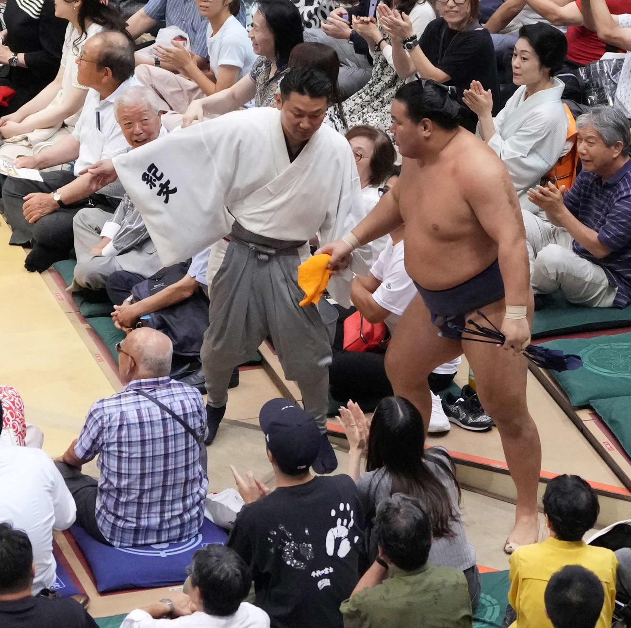 花道で呼び出しから呼び止められる豊昇龍（撮影・小沢裕）