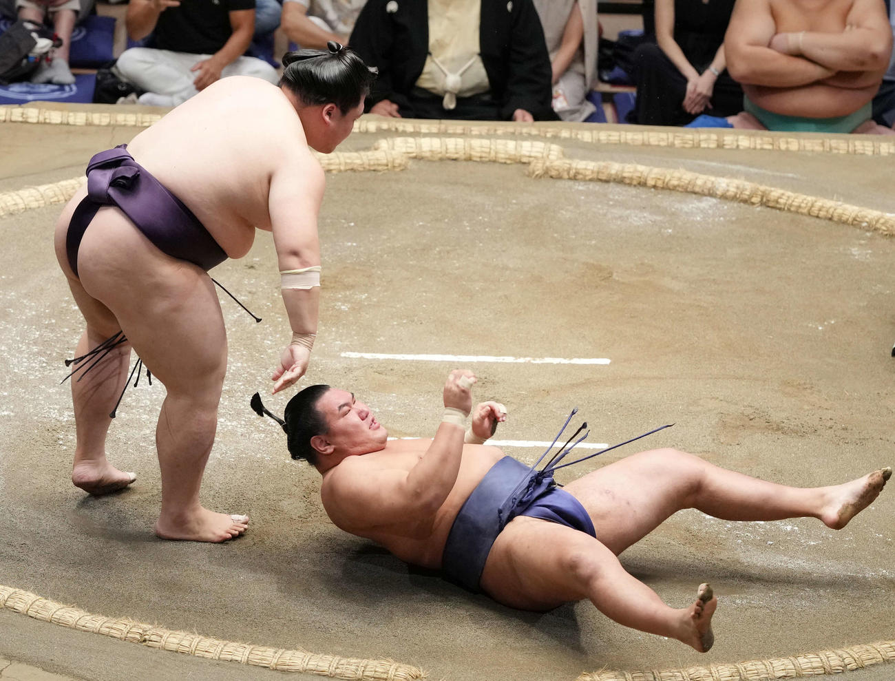 王鵬（左）は豊昇龍をすくい投げで破る（撮影・小沢裕）
