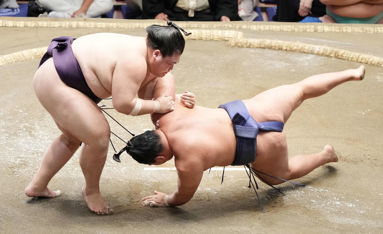 王鵬（左）は豊昇龍をすくい投げで破る（撮影・小沢裕）