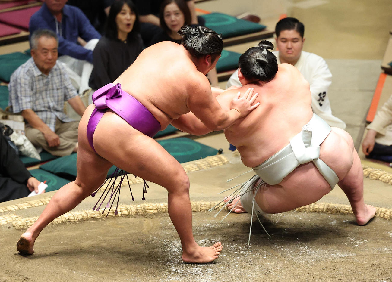 剣翔（右）を押し倒しで破る尊富士（撮影・中島郁夫）