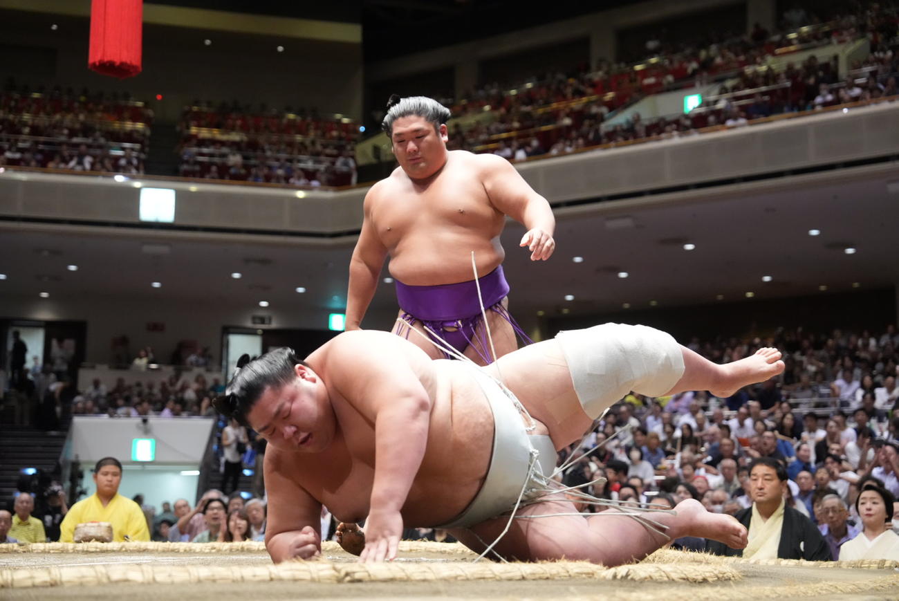 尊富士は剣翔（手前）を押し倒しで破る（撮影・小沢裕）