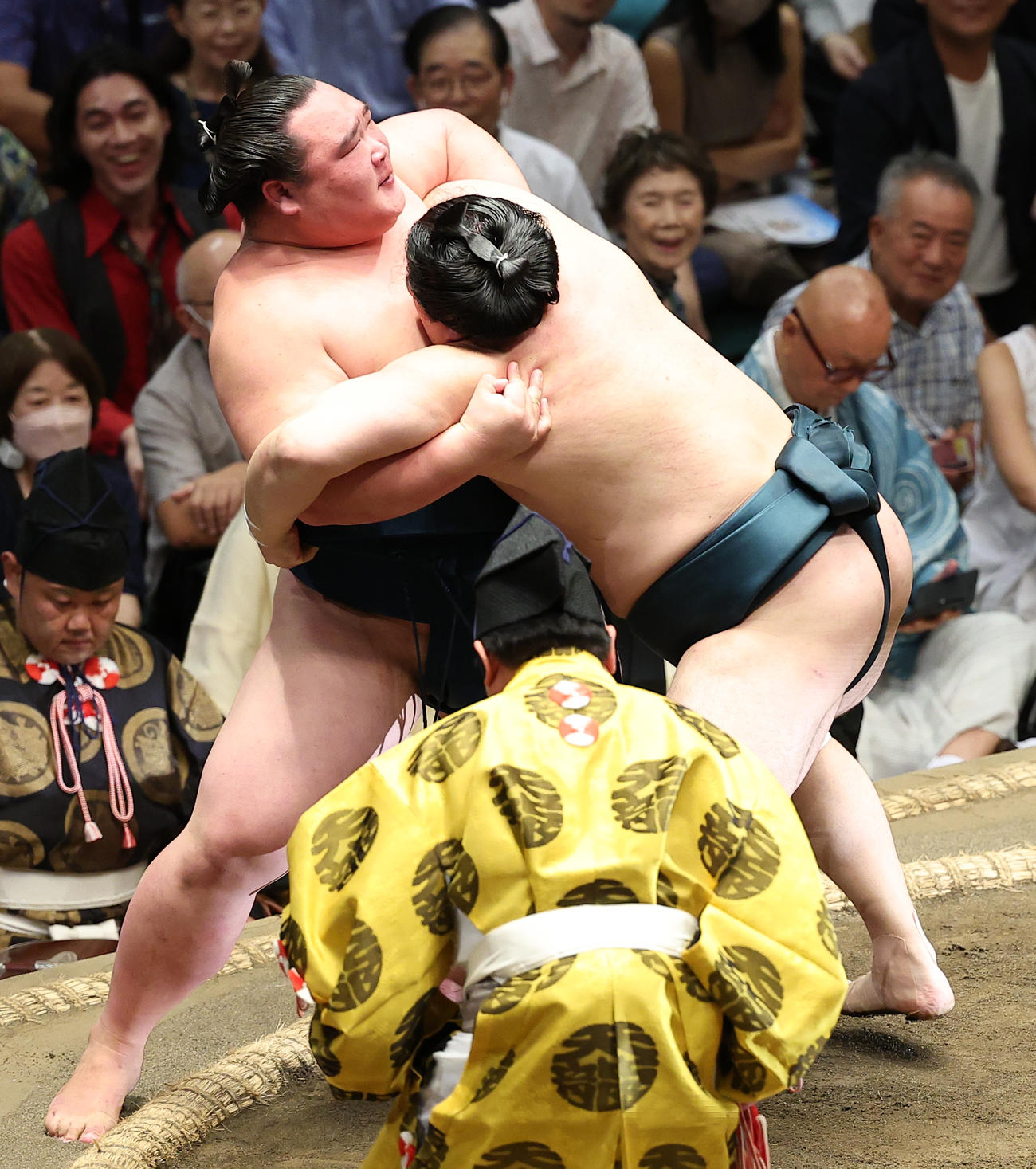 白熊（左）を寄り切りで破る佐田の海（撮影・中島郁夫）