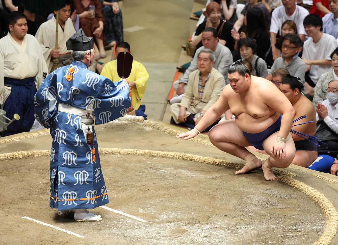 勝ち名乗りを受ける大の里（撮影・中島郁夫）