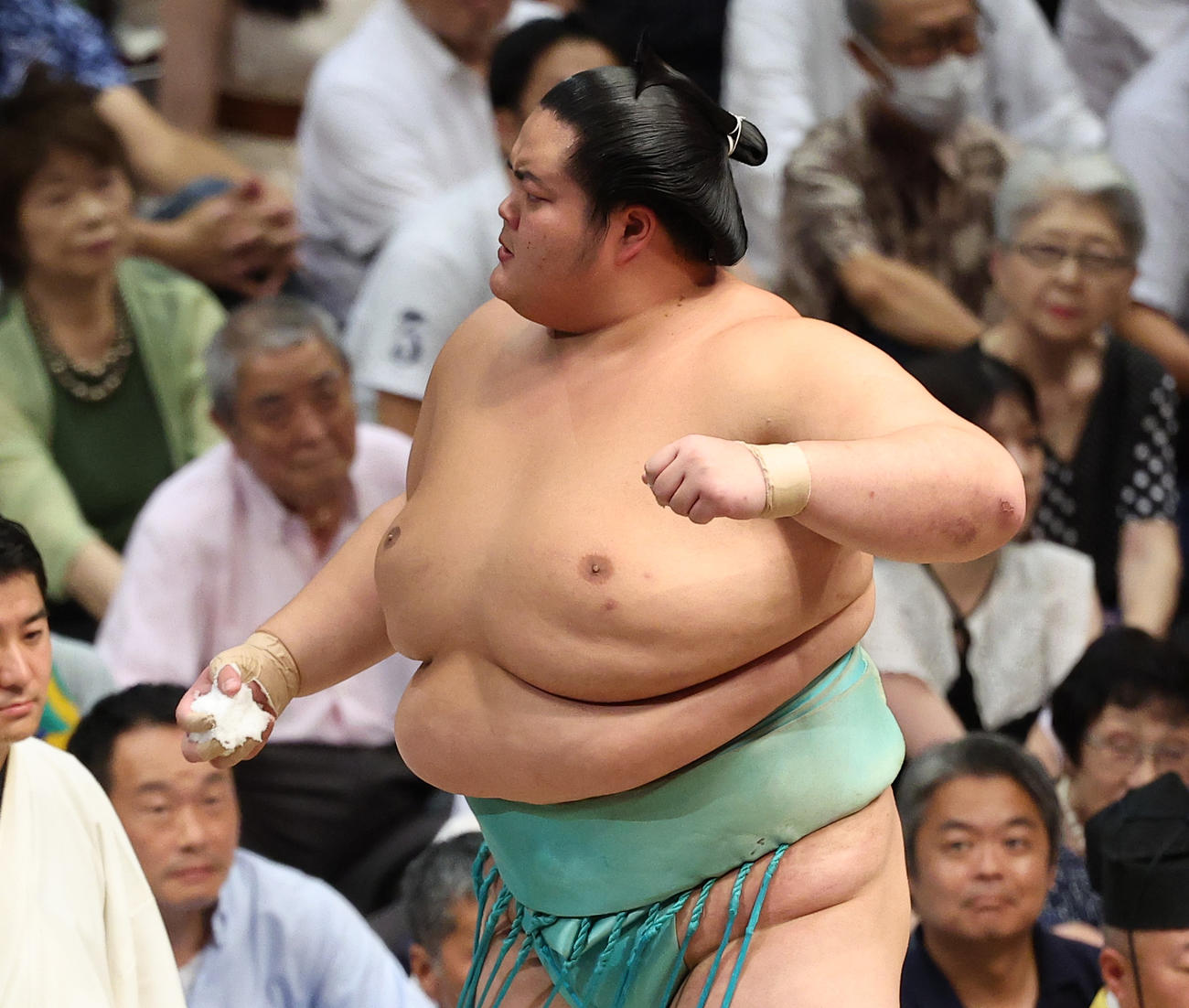 東花道奥を見つめる琴桜（撮影・中島郁夫）