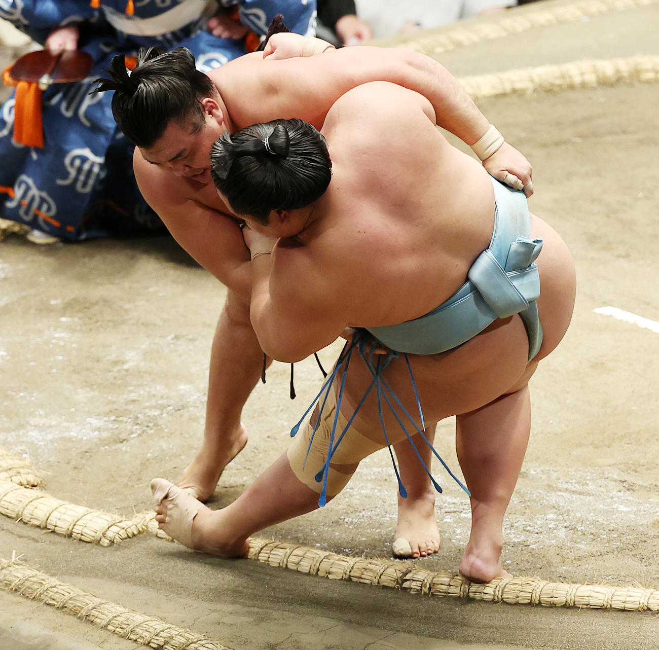 琴勝峰（右）を寄り倒しで破る霧島（撮影・中島郁夫）