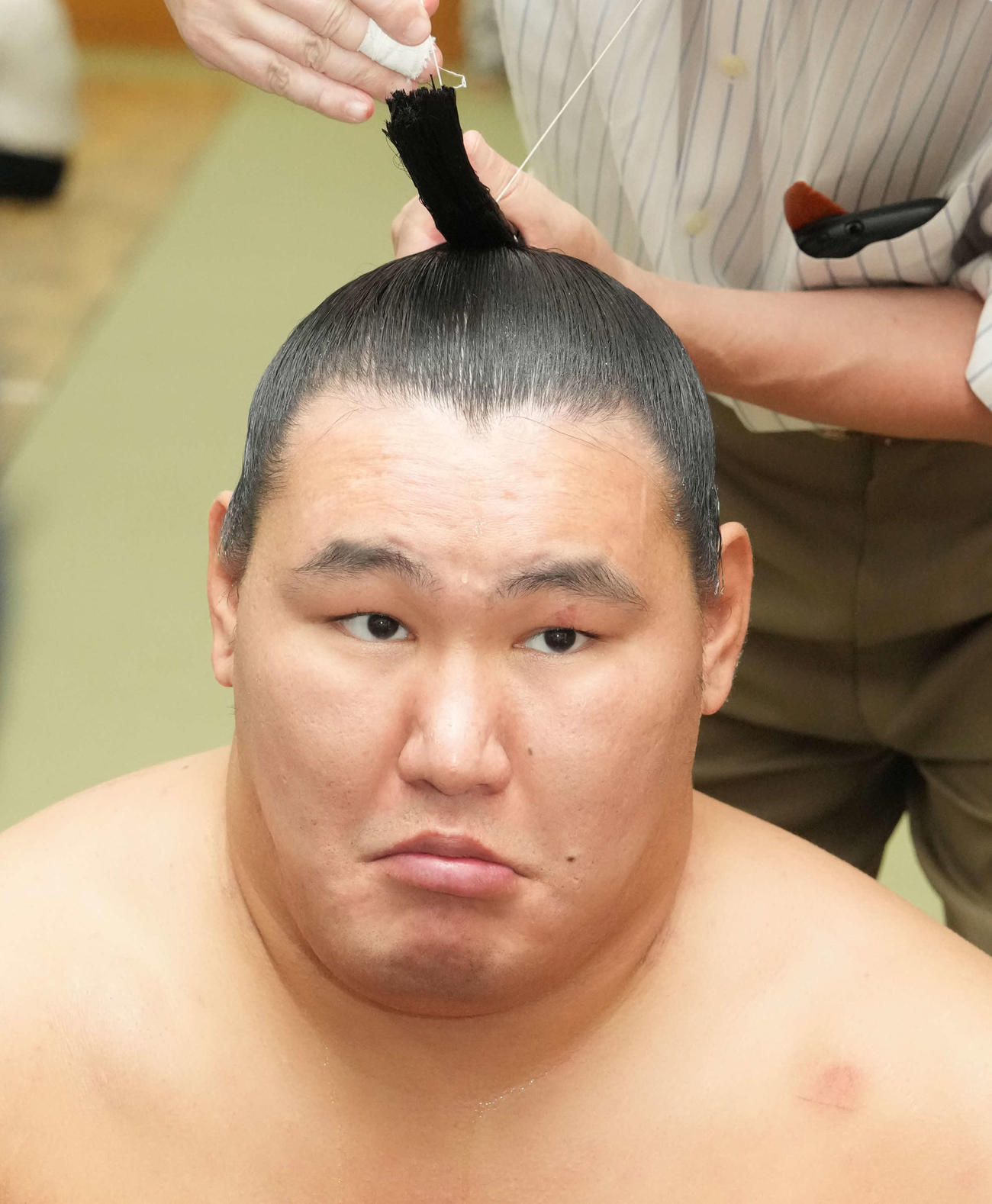 支度部屋で髪を整える豊昇龍（撮影・小沢裕）