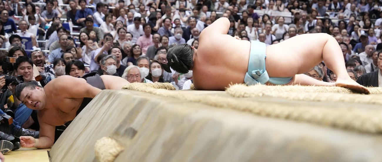 霧島（左）は琴勝峰を寄り倒しで破る（撮影・小沢裕）