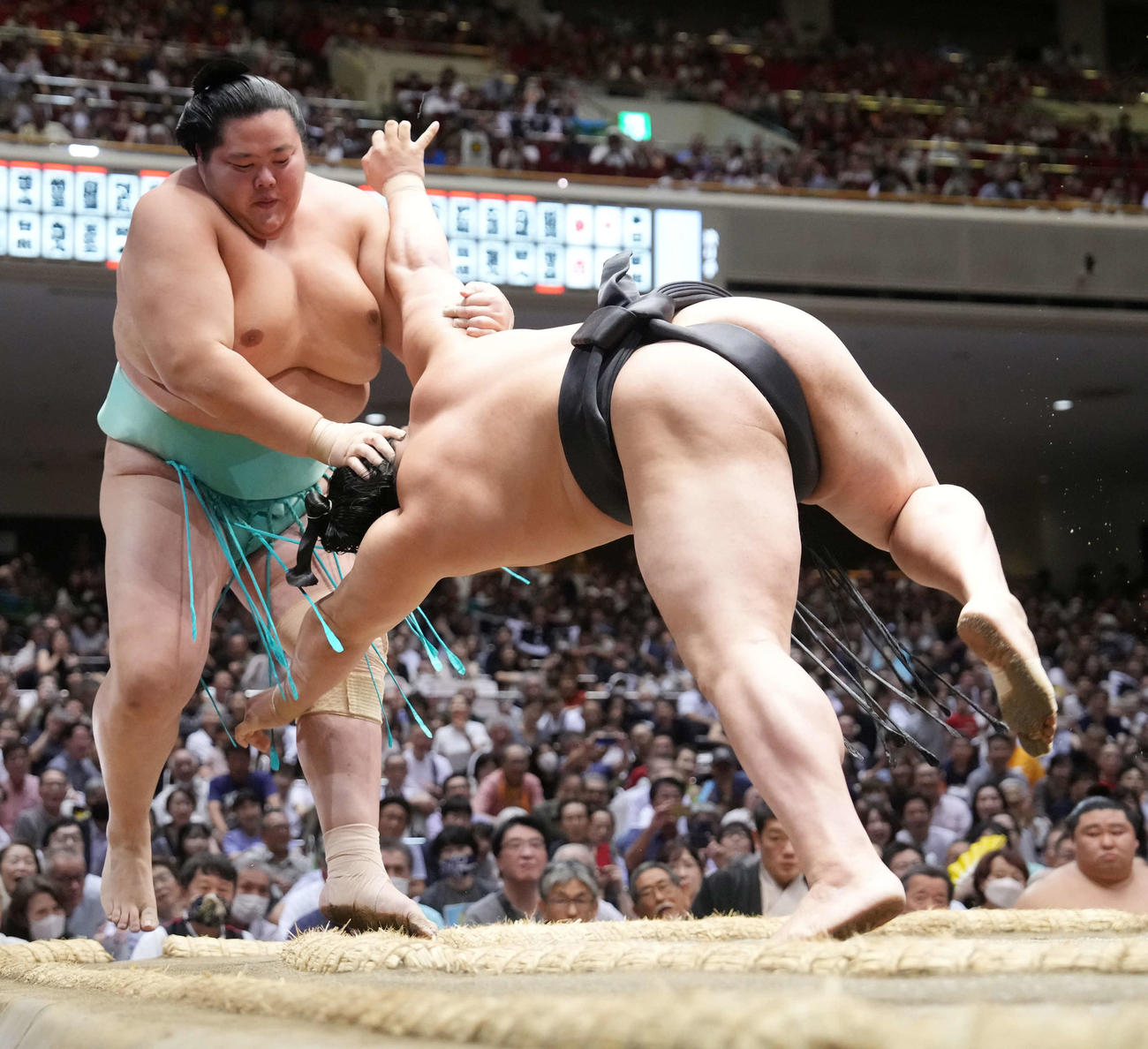 琴桜（左）は若元春に寄り切りで敗れる（撮影・小沢裕）