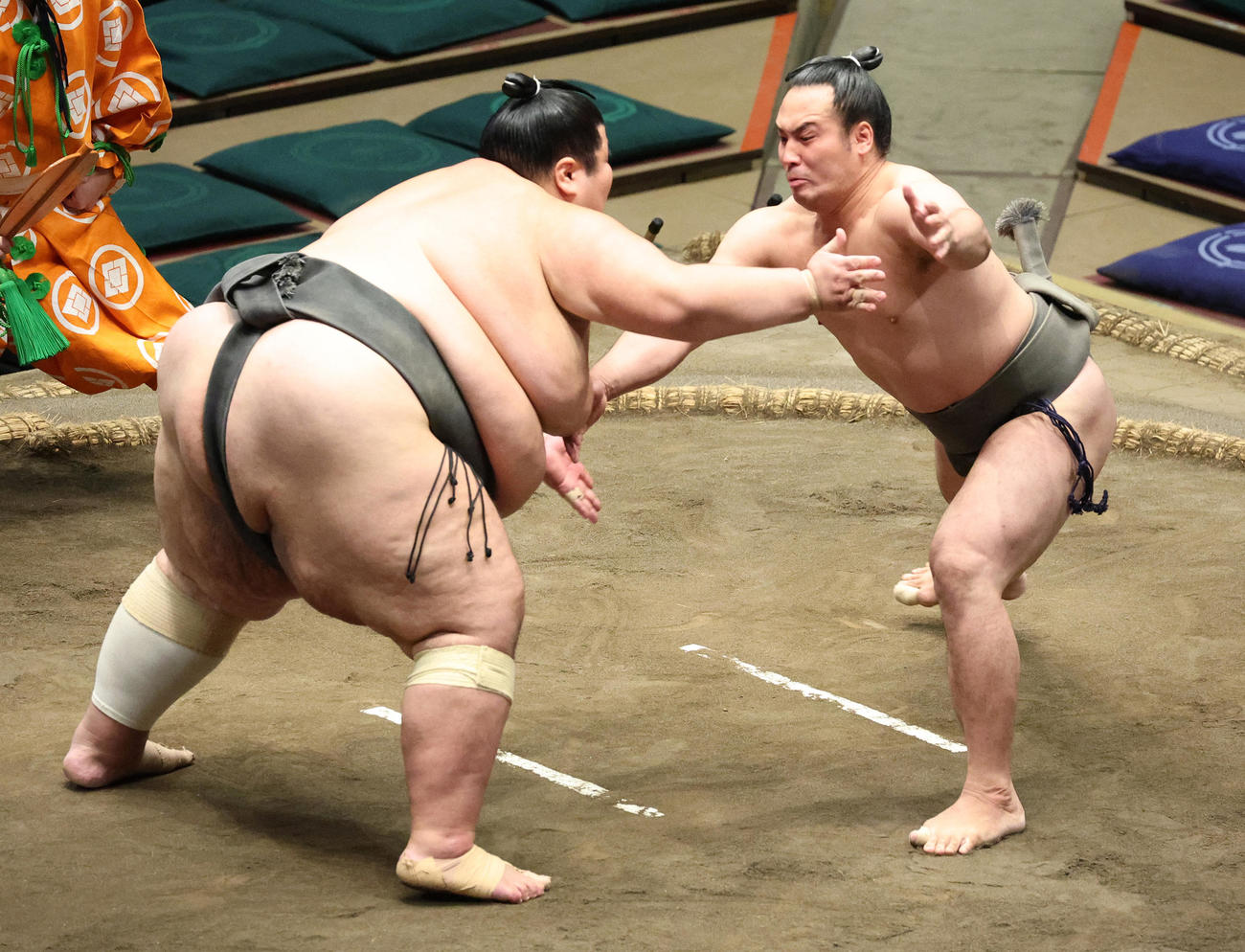出羽ノ城（左）をがっちり受け止める須山