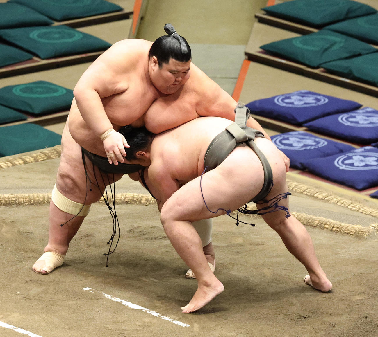 出羽ノ城（左）を足取りで破る須山