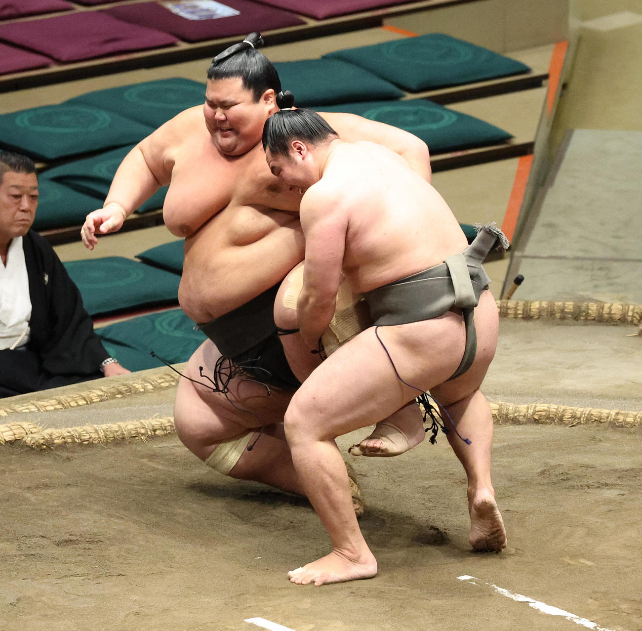 出羽ノ城（左）を足取りで破る須山