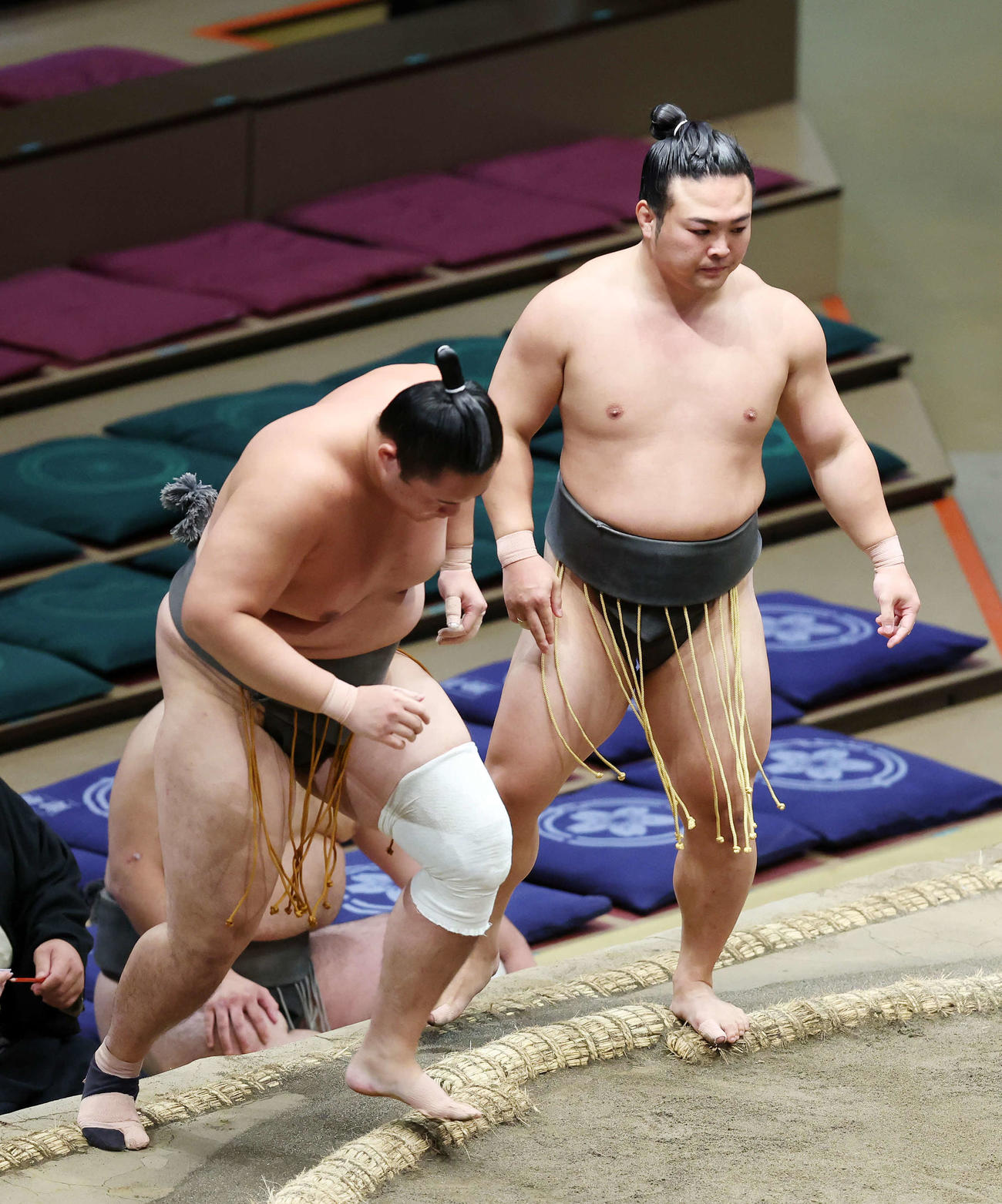 千代大光（左）を押し出しで破った炎鵬（撮影・鈴木正人）