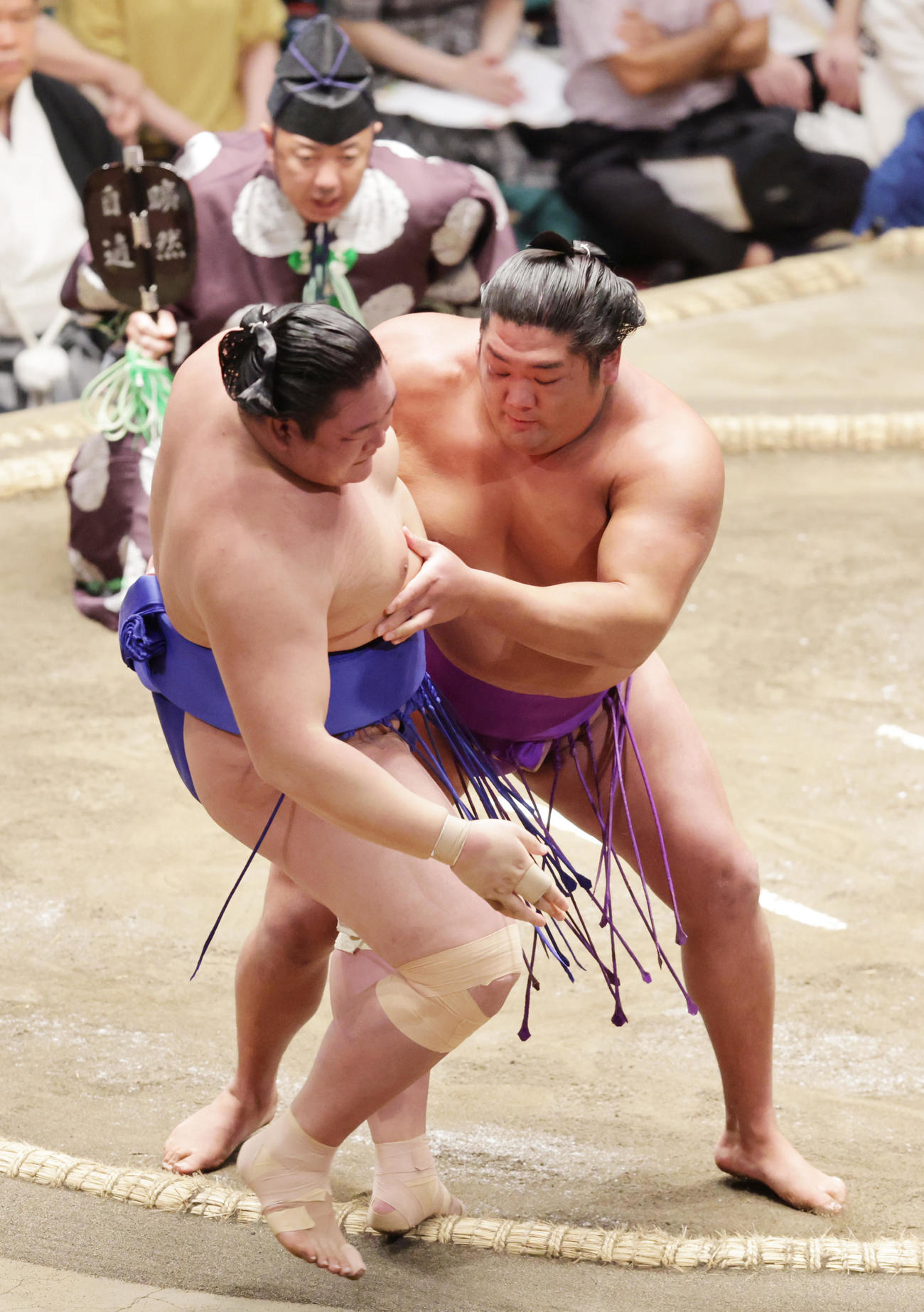 欧勝海（手前）を寄りきりで破る尊富士（撮影・野上伸悟）