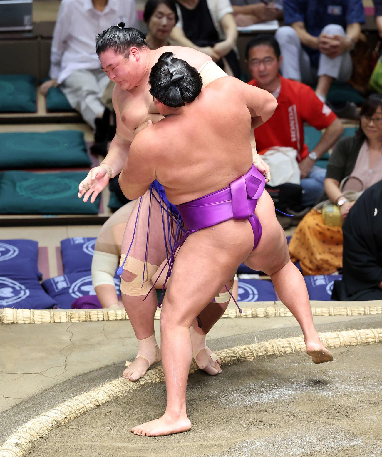 欧勝海（後方）を寄り切りで破る尊富士（撮影・鈴木正人）