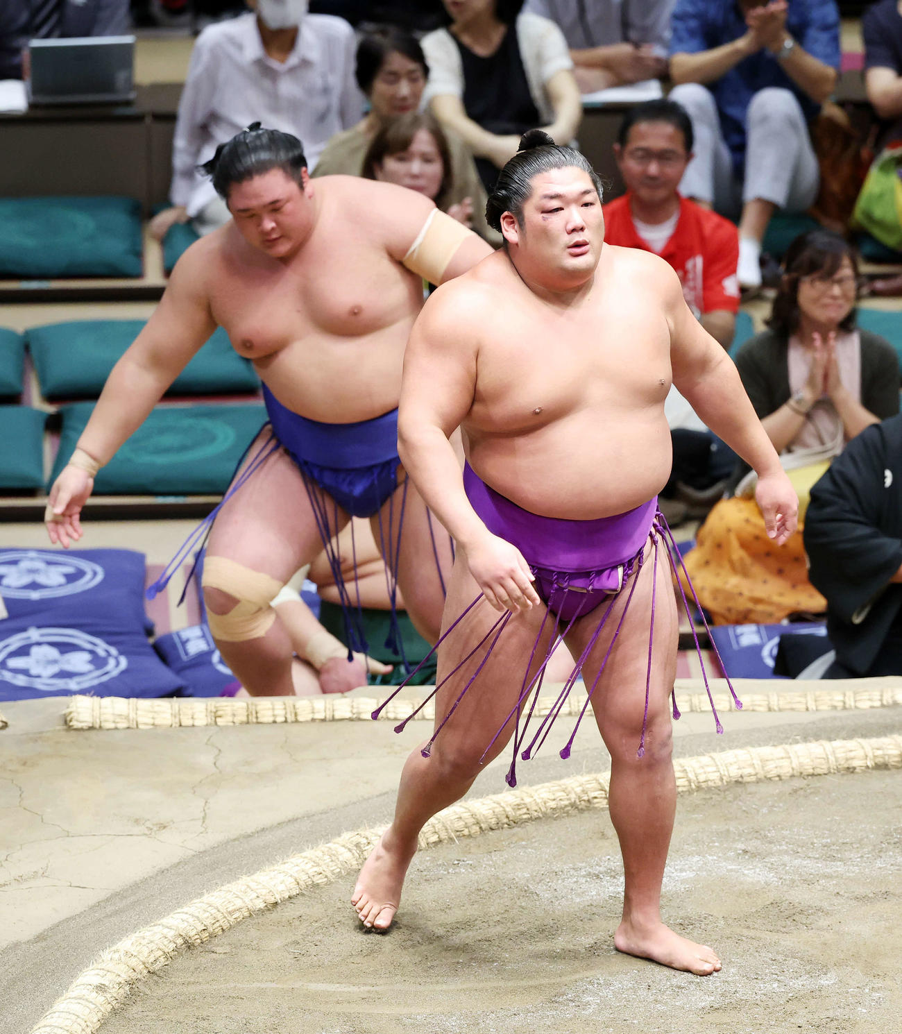 欧勝海（左）を寄り切りで破った尊富士（撮影・鈴木正人）