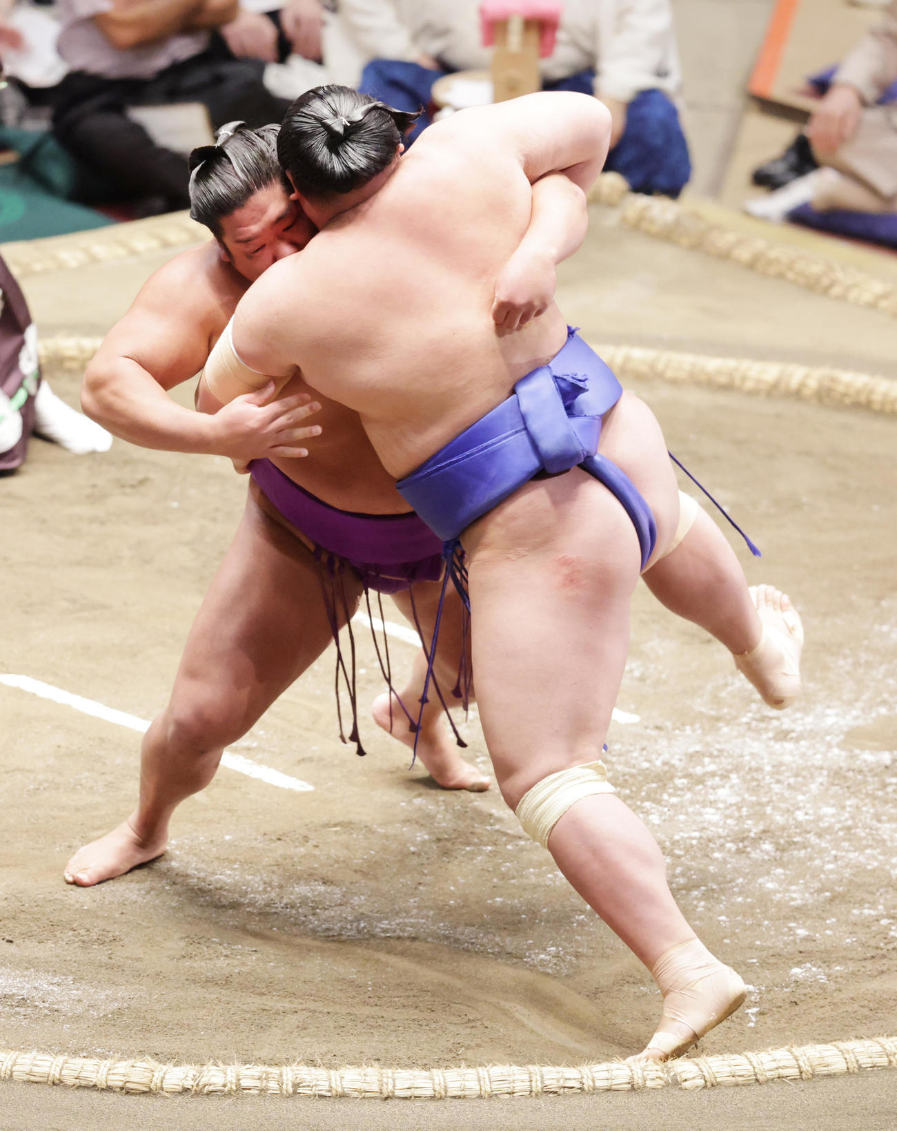 欧勝海（手前）を寄りきりで破る尊富士（撮影・野上伸悟）