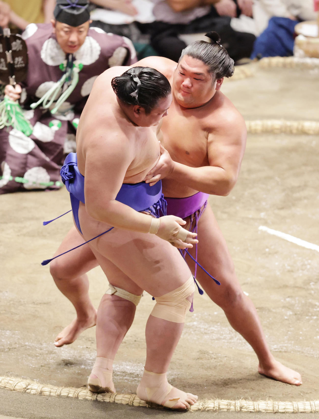 欧勝海（手前）を寄りきりで破る尊富士（撮影・野上伸悟）