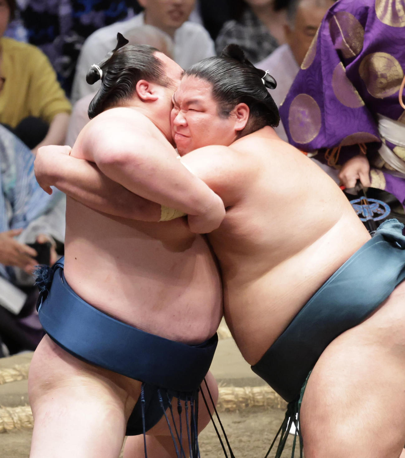 白熊（左）を寄り切りで破った錦木（撮影・野上伸悟）