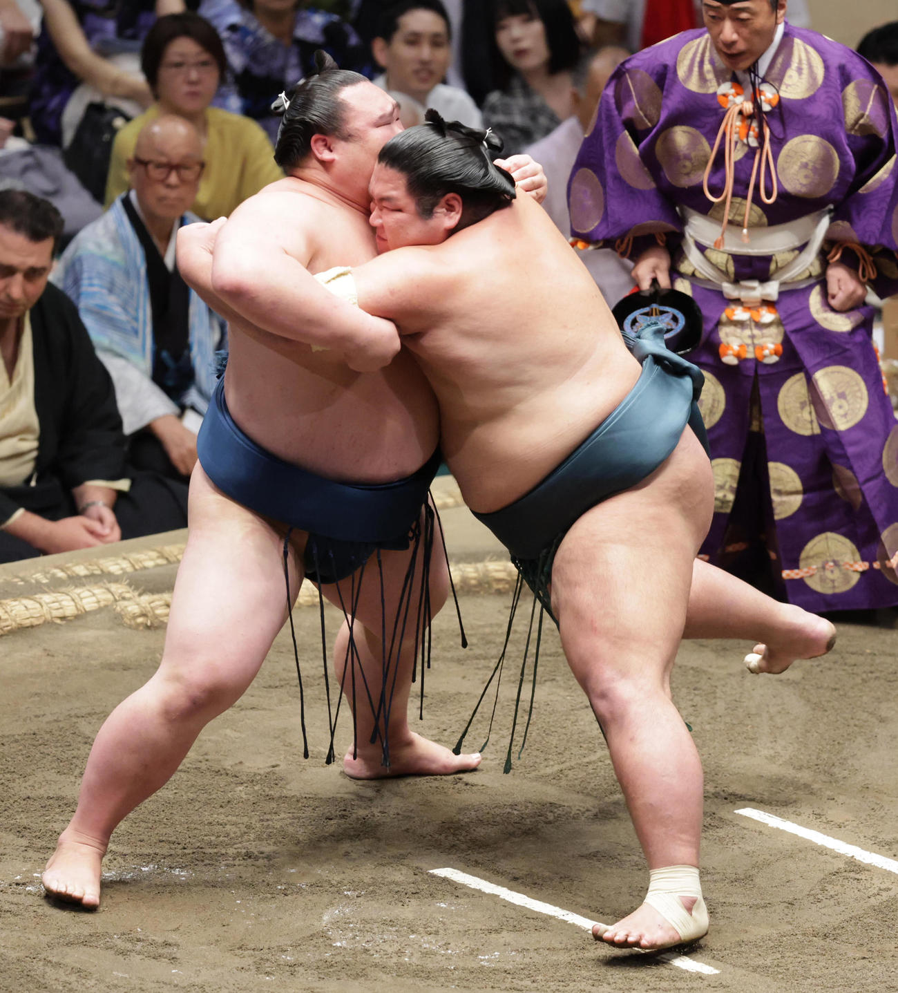 白熊（左）を寄り切りで破った錦木（撮影・野上伸悟）