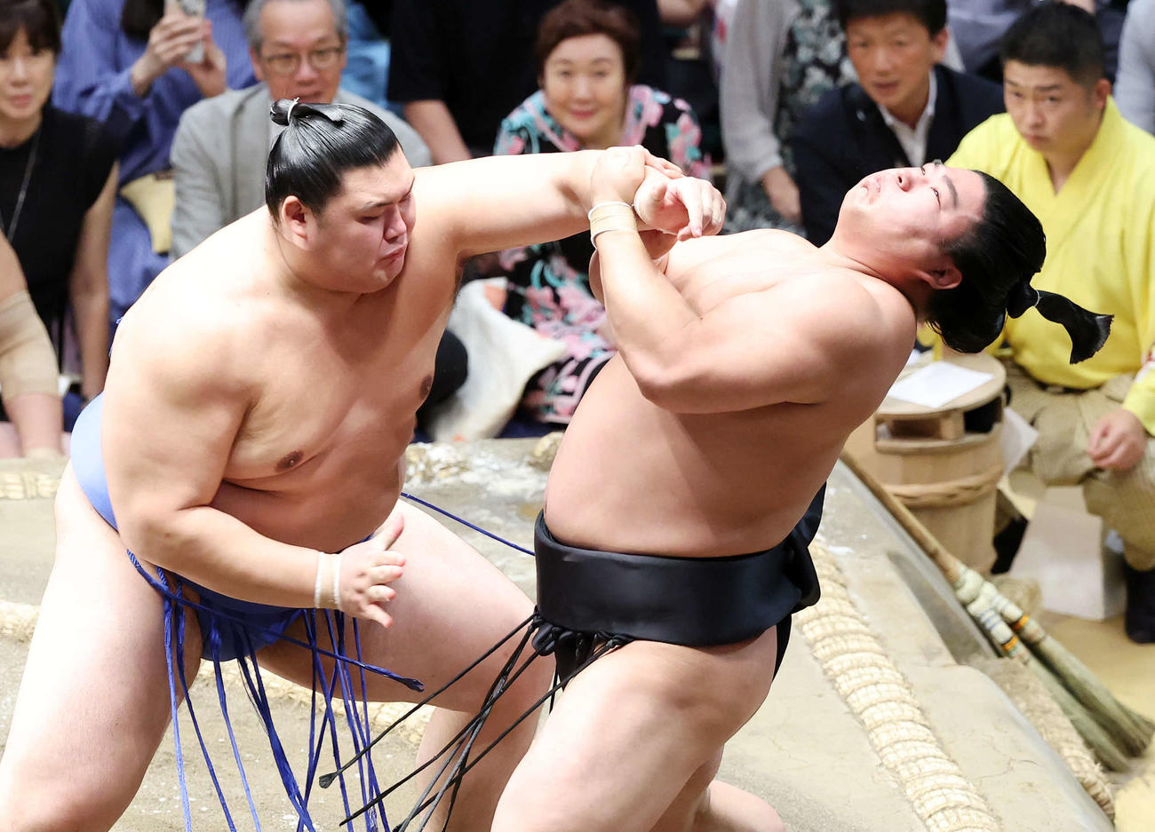 若元春（右）を攻める大の里（撮影・鈴木正人）