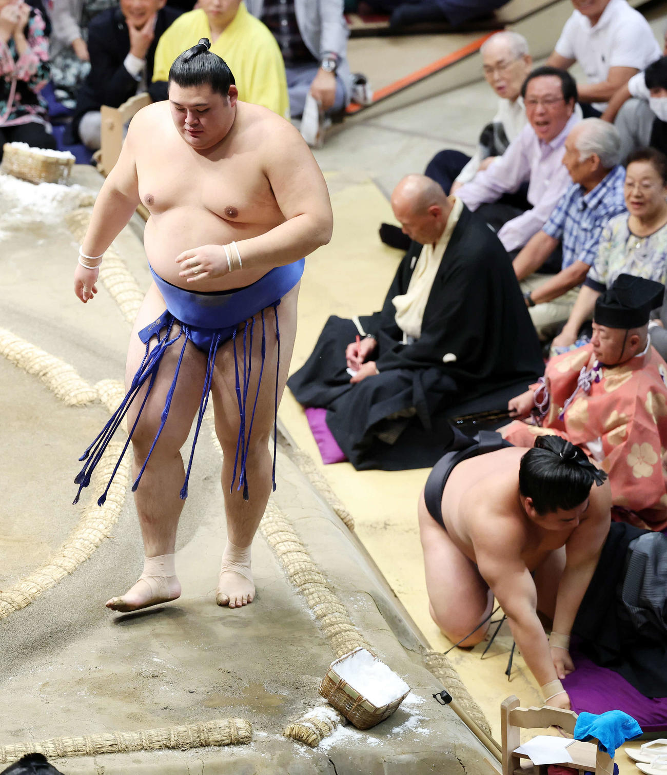 若元春（右）を寄り倒しで破った大の里（撮影・鈴木正人）