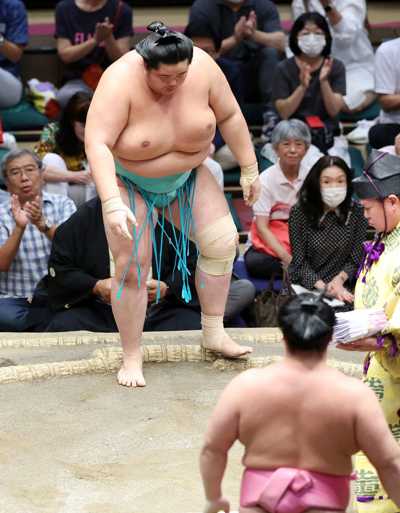 宇良（手前下）に押し出しで敗れた琴桜（撮影・鈴木正人）