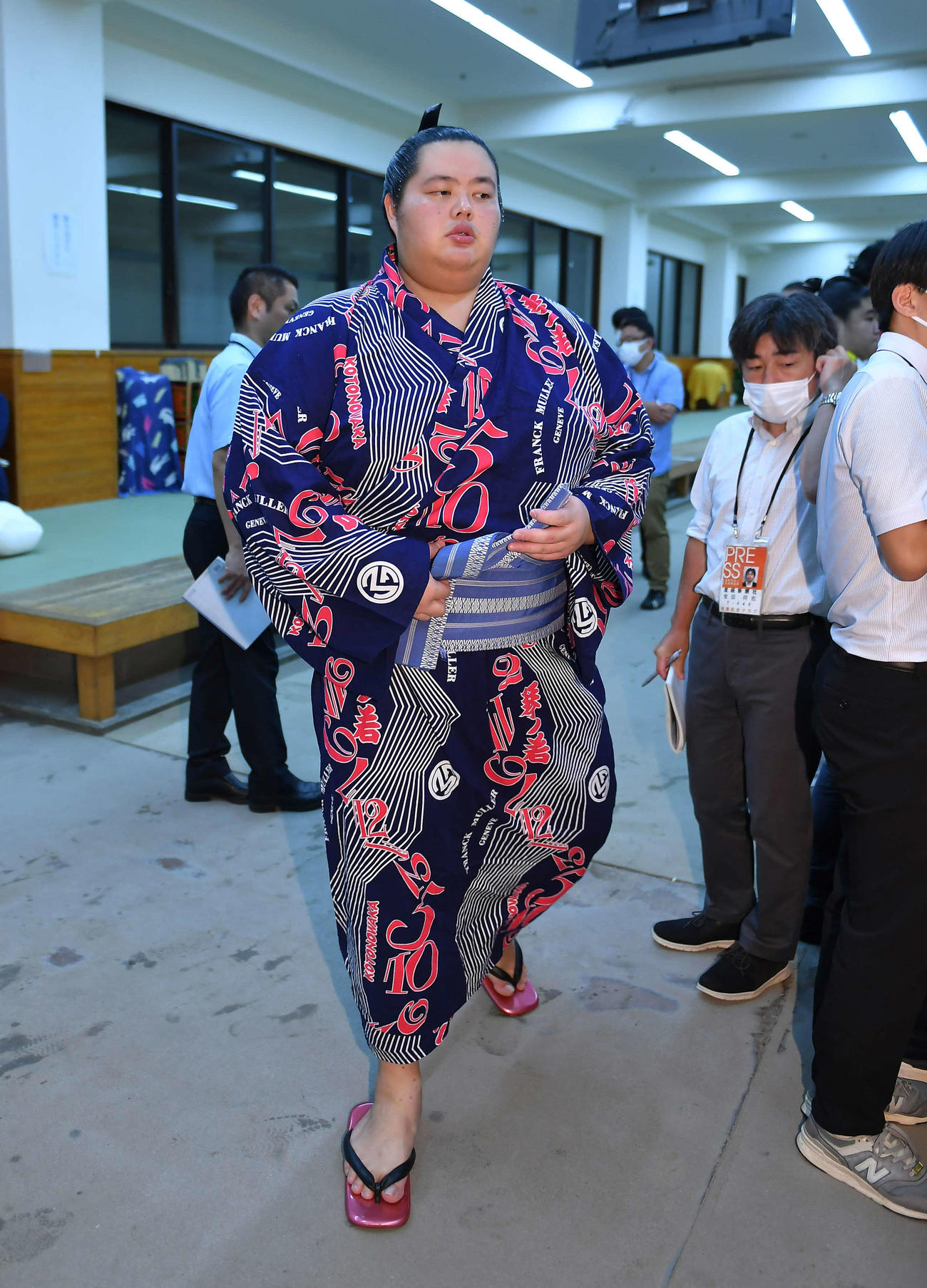 支度部屋を引き揚げる琴桜