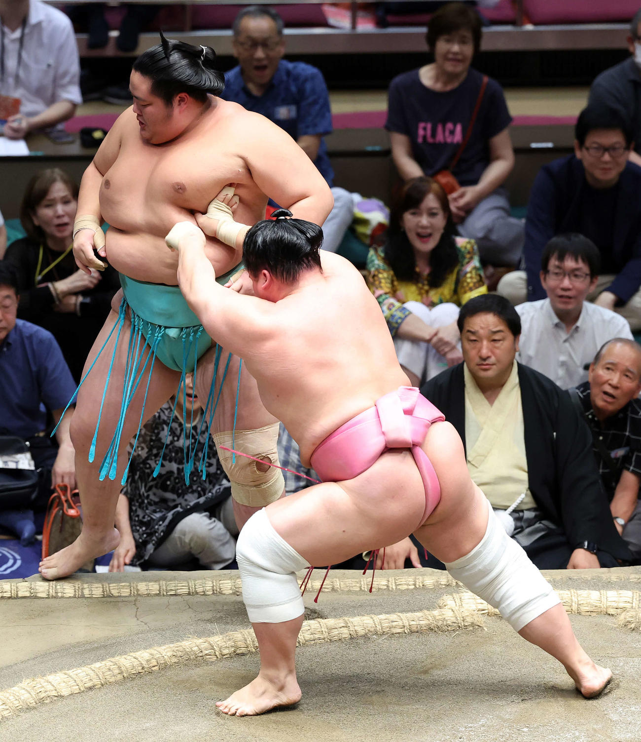 琴桜（左）を押し出しで破る宇良（撮影・鈴木正人）