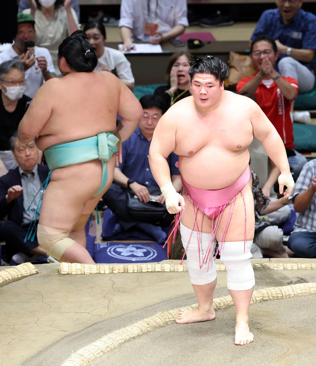琴桜（左）を押し出しで破った宇良（撮影・鈴木正人）