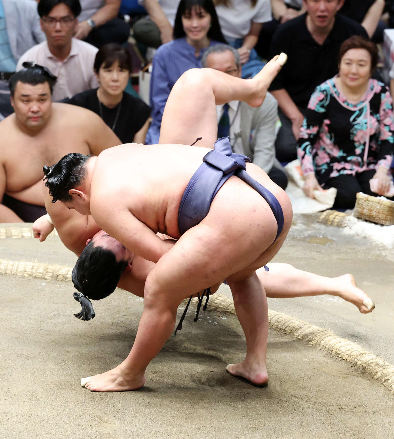 平戸海（後方）をすくい投げで破る豊昇龍（撮影・鈴木正人）
