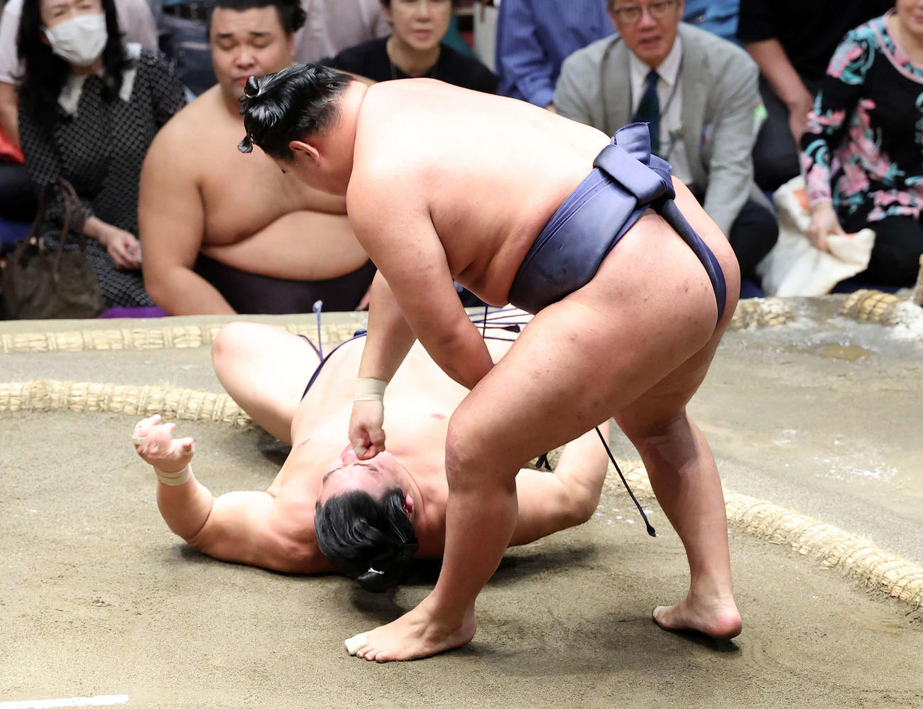 平戸海（後方）をすくい投げで破る豊昇龍（撮影・鈴木正人）